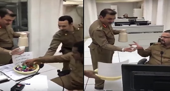 شاهد.. لفتة طيبة من قائد أمني تجاه زملائه خلال تأدية عملهم بالميدان