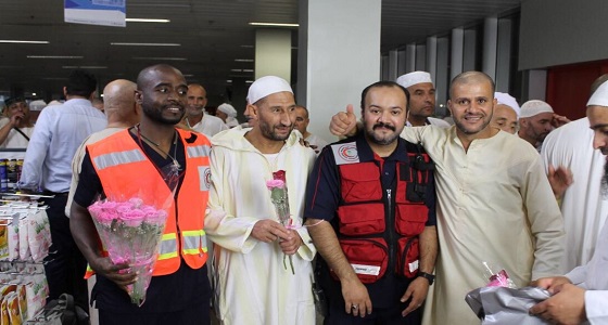 الهلال الأحمر‬⁩ تودع حجاج بيت الله بالورود في مطار جدة
