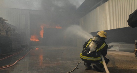 بالصور.. اندلاع حريق في مجموعة بركسات بجدة