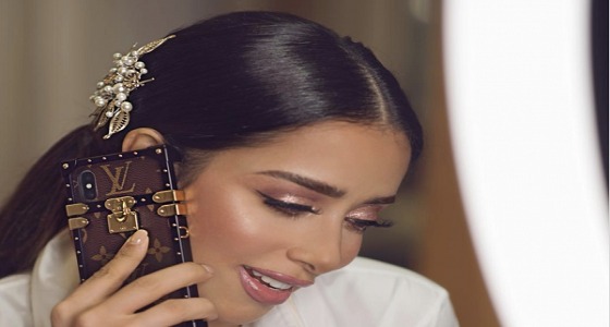 بلقيس تصدم جمهورها بسعر غطاء هاتفها الذي فاق الـ2000 دولار