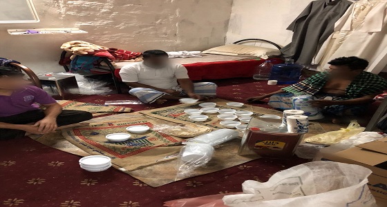 بالصور.. ضبط عمالة مخالفة تحضر الوجبات بمنزل شعبي بـ ” العوالي “