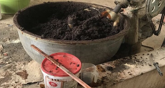 بالصور.. ” التجارة ” تداهم مستودع مخالف لإنتاج المعسل في الأحساء