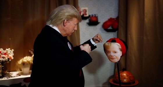 الرئيس الأمريكي يلكم أنجيلا ميركل في متحف ببرلين