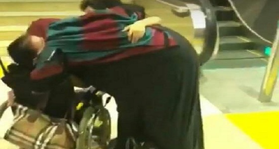 بالفيديو.. 3 توائم من ذوي الاحتياجات يستقبلون خادمتهم في مشهد مؤثر بالمطار