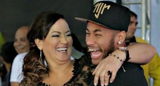 بعد اعترافه بالتمثيل في الملعب.. والدة نيمار تدافع عنه