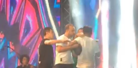 بالفيديو.. خلال حفله بالساحل الشمالي.. عمرو دياب يضرب حارسه الشخصي