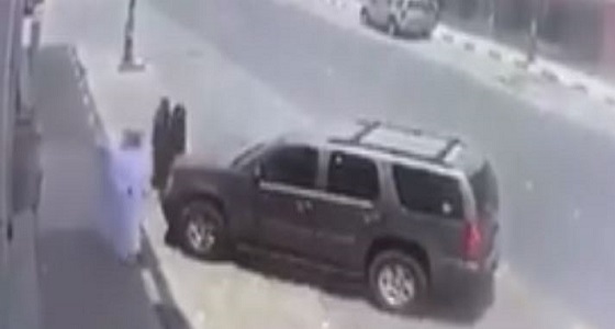 بالفيديو.. سيارة تقتحم منزل مواطن بنجران البلد بسبب تهور السائق