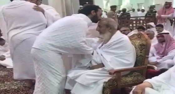 بالفيديو.. في يوم عرفة.. نائب أمير مكة يقبل رأس مفتي المملكة بمسجد نمرة