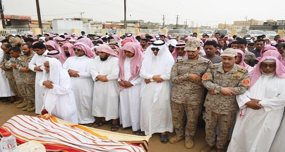 بالصور.. محافظ الطوال يؤدي صلاة الميت على الشهيد الرقيب النجمي