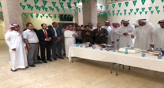 كليات عنيزة تعايد منسوبيها بعيد الأضحى المبارك