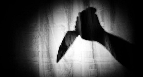 ذبح ” تاجر ” أمام زوجته وابنته بعد تكبيلهما