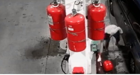 بالفيديو.. شخص يشعل النيران في محطة وقود فارتدت على وجهه