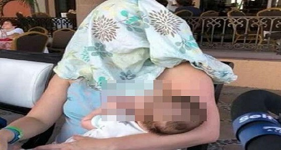 امرأة ترضع طفلها في أحد المطاعم العامة .. وهذا مبررها