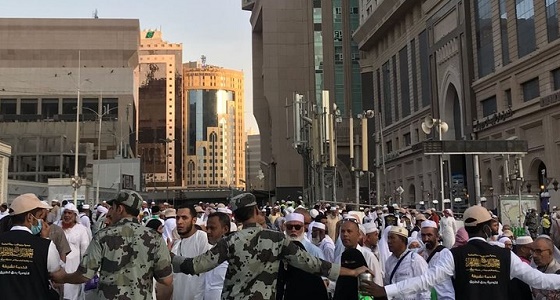 بالصور.. ” شباب مكة ” يوعون بحق الطريق ويساندون رجال الأمن