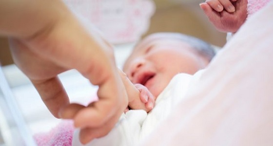 أم تتفاجأ برضيعتها ” تتنفس ” أثناء جنازتها