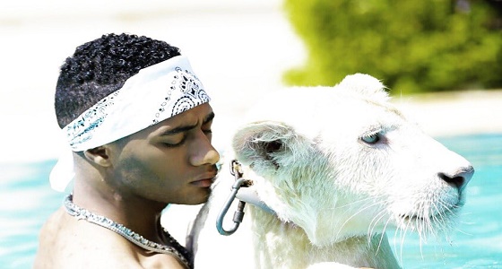 ” أنا الملك ” .. محمد رمضان يتحدي الجميع بصورة مع الأسد