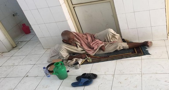 بالفيديو.. دورة المياه ملجأ لعجوز ” غميقة ” بعد أن مل الشوارع