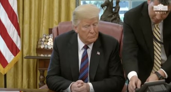 بالفيديو.. عطل هاتف البيت الأبيض يحرج ” ترامب ” أمام الصحفيين