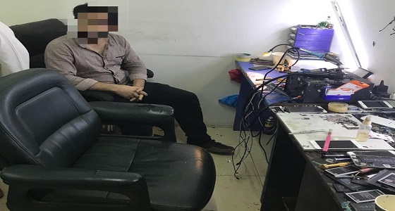 بالصور.. ضبط مجموعة من العمالة المخالفة تعمل بصيانة الجوالات في الخبر