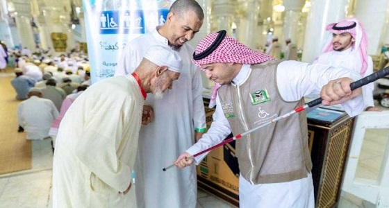 رئاسة الحرمين توزع ” عصا بيضاء وساعة ناطقة ” على المكفوفين بالحرم