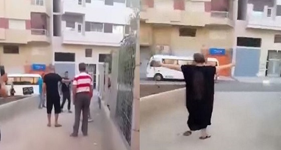بالفيديو.. ” شاب ” يهاجم رجال الشرطة بالسيوف وهو شبه عاري