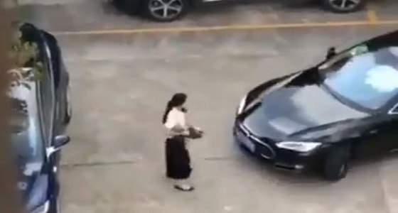 بالفيديو.. رد فعل غريب لامرأة كادت أن تصدمها سيارة