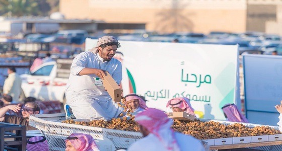 بالصور.. شباب يساهمون في رواج بيع مزادات التمور ببريدة
