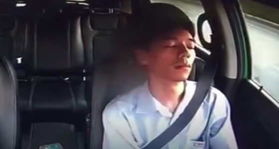 بالفيديو.. ” النوم ” يتغلب على سائق أثناء القيادة
