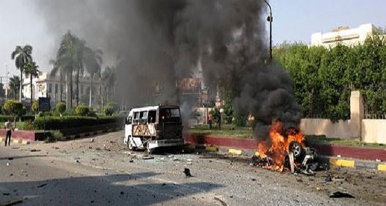 بالصور.. انفجار سيارتين وتفحمهما بمصر