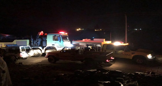 بالصور..إنقاذ عائلة احتجزتها سيول الأمطار في نجران