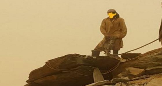 بعد سقوط صخرة ضخمة.. ” بلدية الحقو ” تزيل الصخور المهددة للأهالي