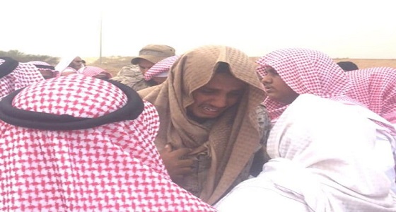 صورة مؤثرة لزميل الشهيد النجمي أمام قبره.. وبهذه الكلمات ودعه