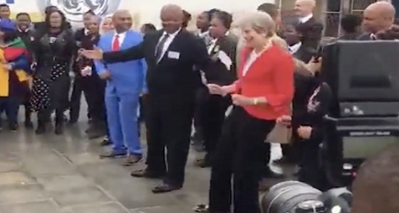 بالفيديو.. ” تيريزا ماي ” ترقص على الأنغام الإفريقية أثناء زيارتها لإحدى المدارس