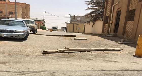 مواطن يتعمد إغلاق طريق بالخرج.. والأمانة تتفاعل