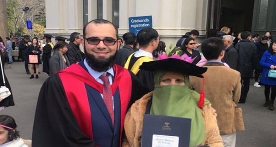 مواطنة مسنة تتغلب على وعثاء السفر لتحضر حفل تخرج ابنها بأستراليا