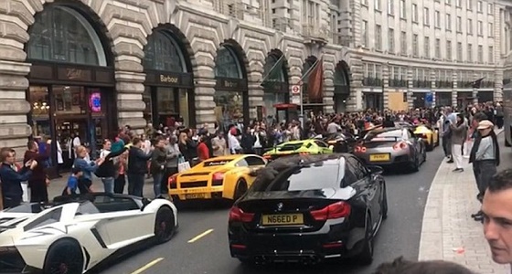 بالفيديو.. تجمع العشرات من سكان لندن لمشاهدة سيارات أثرياء العرب الفاخرة