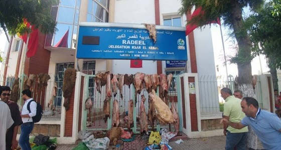 بالفيديو.. أشخاص يحتجون على انقطاع المياه بتعليق جلود الأضاحي على مقر الشركة