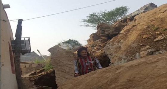 بالصور.. سقوط صخرة ضخمة على منزل بحارة رماح في بيش