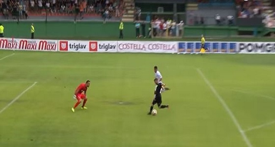 بالفيديو.. لاعب سلوفيني يسجل هدفا بطريقة غريبة