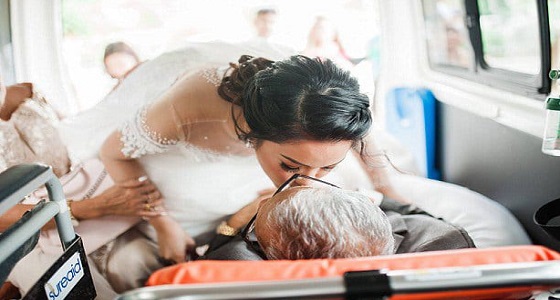 بالصور.. أب يحضر حفل لزفاف ابنته محمولا على نقالة