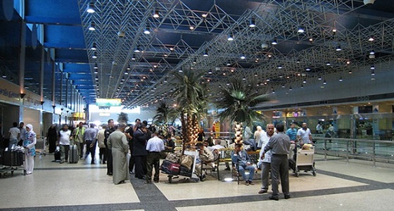 مطار القاهرة يعزل راكب قادم من جدة للاشتباه بإصابته بـ ” كورونا “