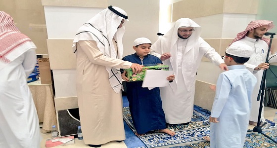 مسجد عبدالله هاشم يكرم كبار السن الناجحين في اختبارات القرآن
