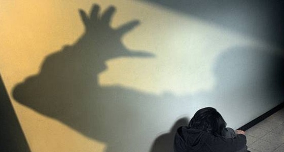 بعد إيهامها بمرض والدته.. رجل يستدرج فتاة لمنزله ويحتجزها للاعتداء عليها