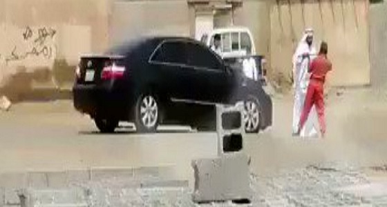 بالفيديو.. مواطن يعتدي بالضرب على عامل نظافة