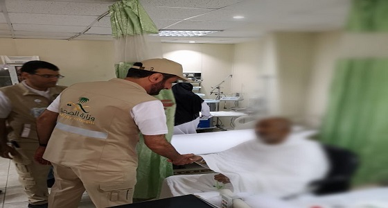 بالصور.. وزير الصحة يطمئن على الحجاج المنومين في مستشفيات عرفة