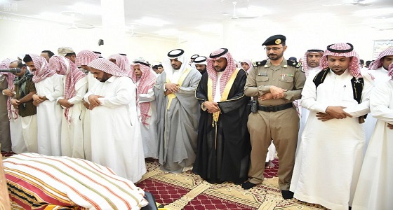وكيل إمارة جازان للحقوق يؤدي صلاة الميت على الشهيد ” علواني “