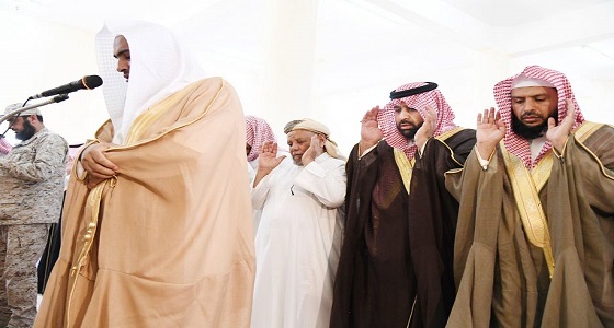 أمير جازان بالنيابة يؤدي صلاة الميت على الشهيد الفيفي