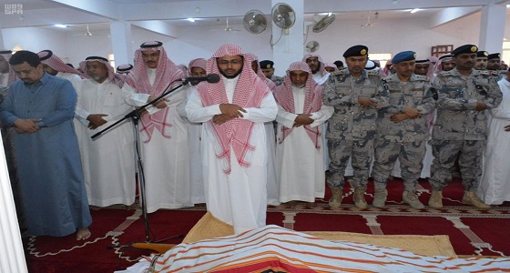 بالصور.. محافظ الطوال يؤدي صلاة الميت على الشهيد الحمدي