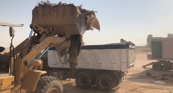 بالصور.. أمانة الرياض تغلق 6 محلات مخالفة بحي الرمال