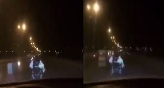 بالفيديو.. سيدة مقعدة تقطع الطريق بمفردها في منتصف الليل بجازان